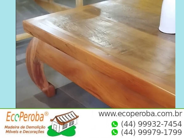 Mesa de centro com pernas curvas
